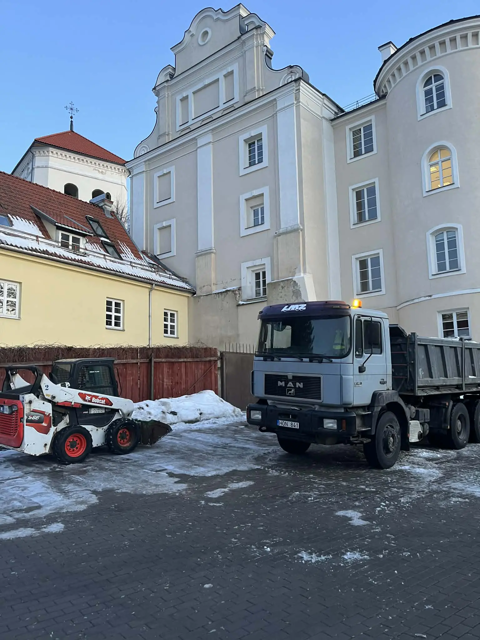 Kelių Milžinai komanda ir savivarčių parkas